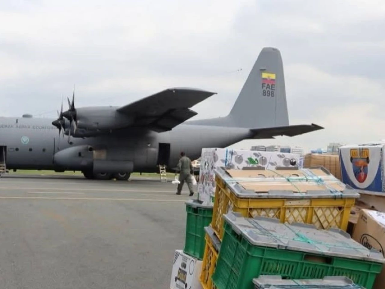 La FAE transportó 10 toneladas de alimentos para abastecer a Galápagos