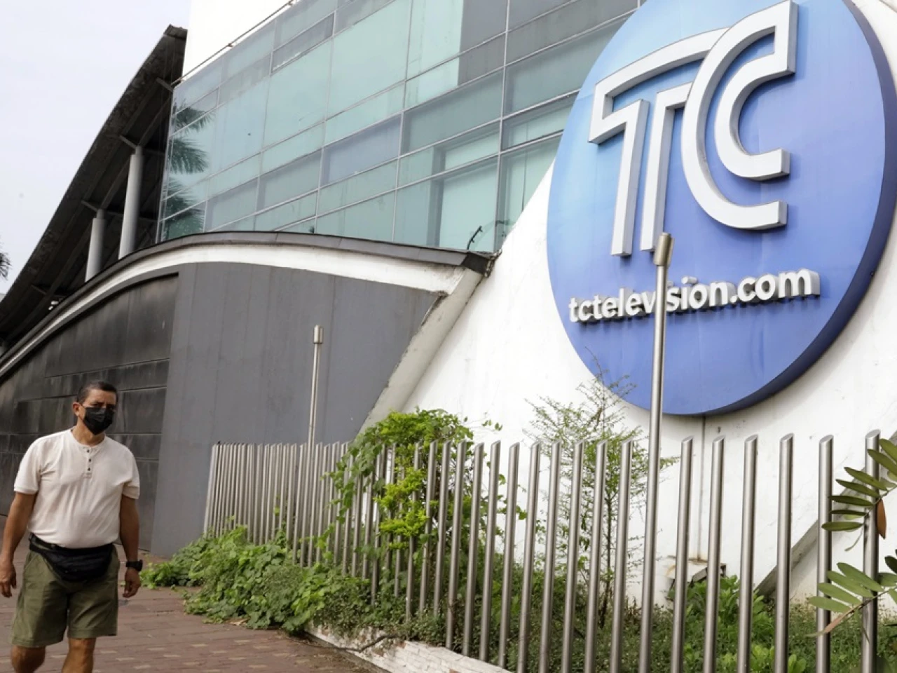 Sentencia de 8 años para 2 adolescentes por ataque armado a TC Televisión