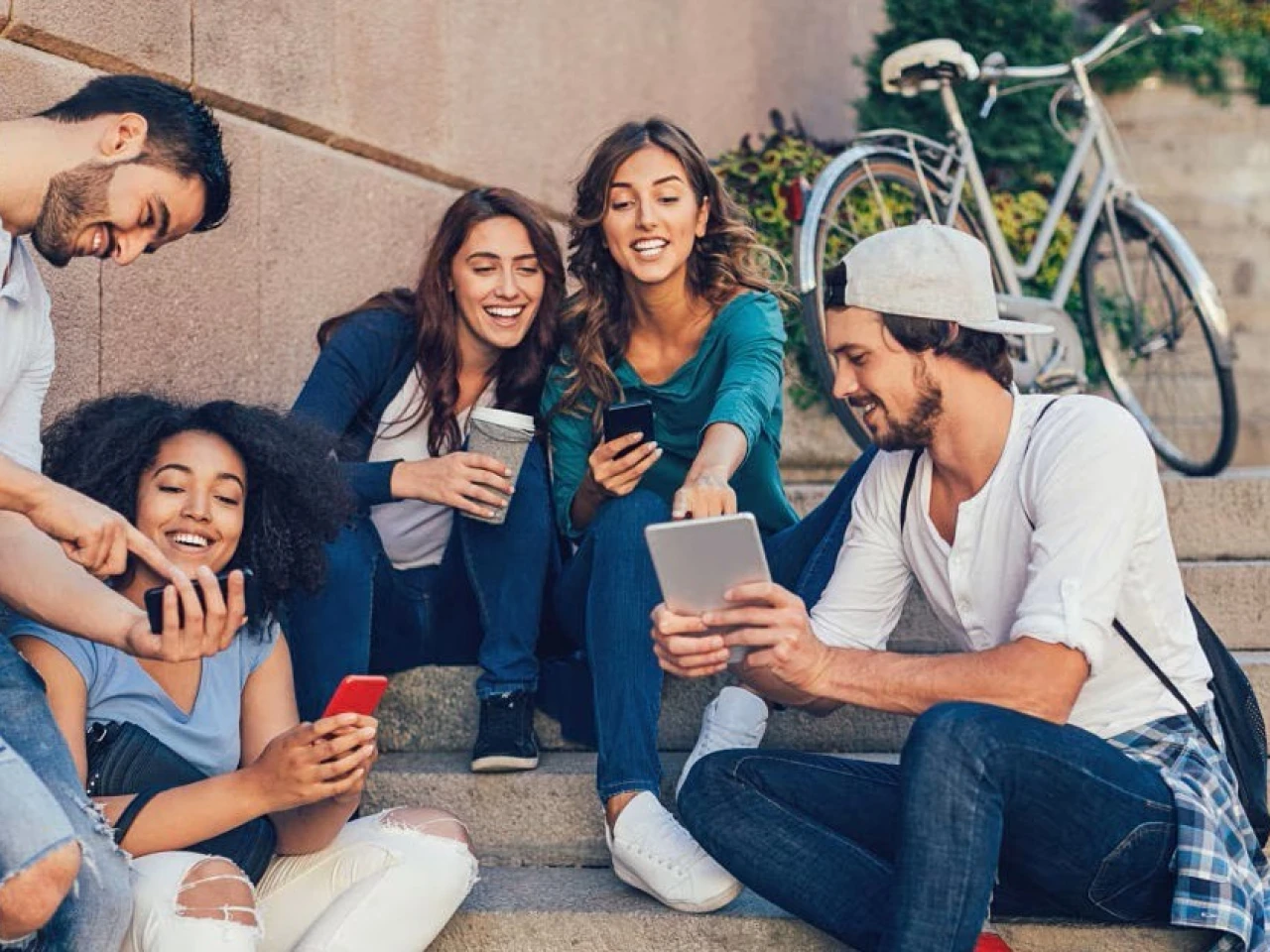 Jóvenes, redes sociales y desinterés cómo está cambiando el consumo de noticias