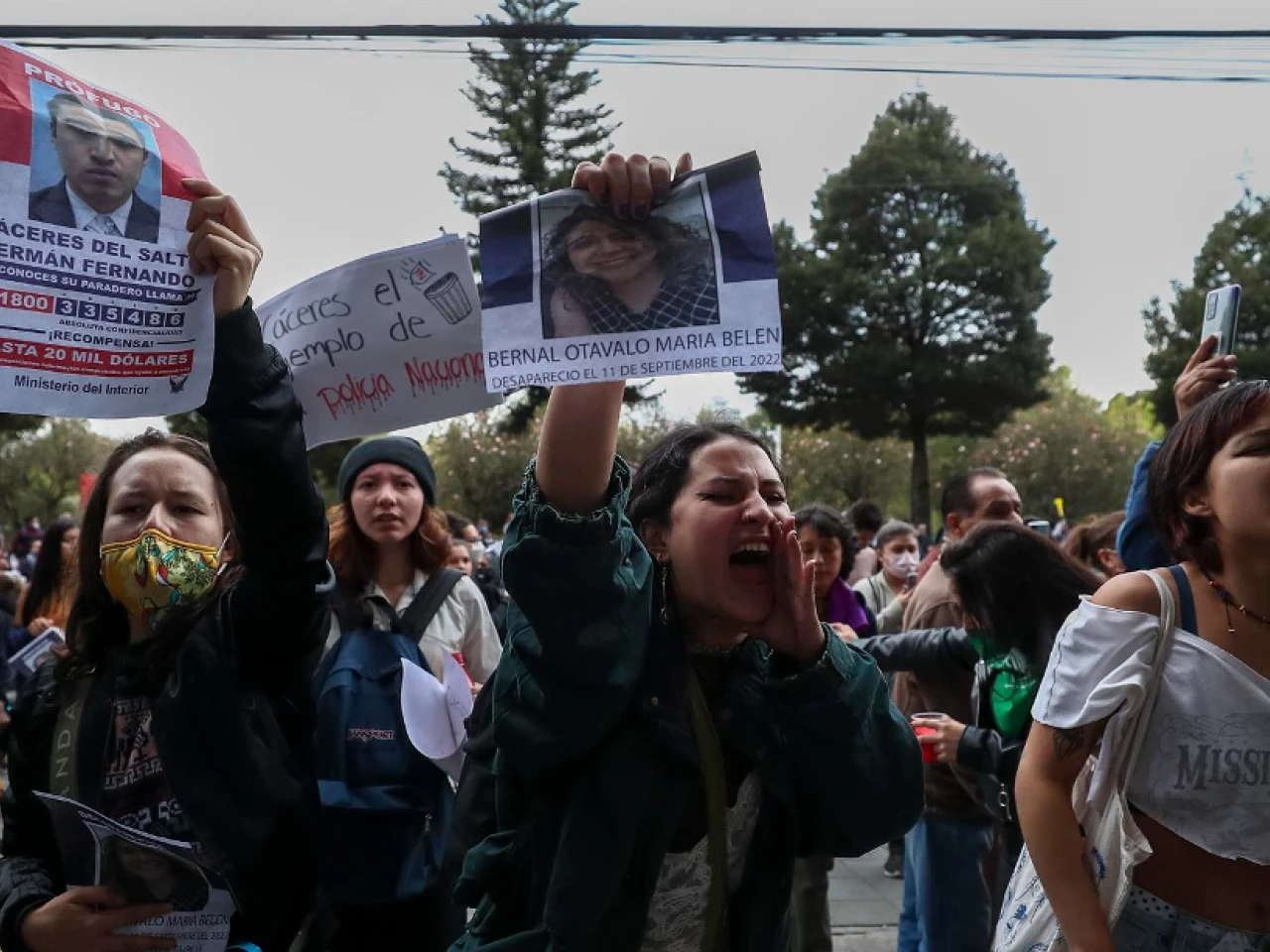 Ecuador se vuelca a buscar agente sospechoso de matar a su esposa en escuela policial 