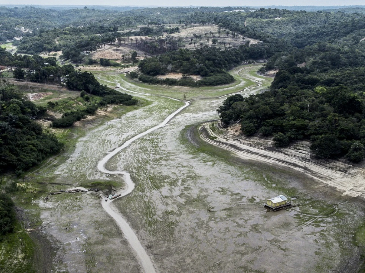 Río Amazonas en emergencia: derrame de más de 285 barriles de petróleo deja comunidades sin agua potable