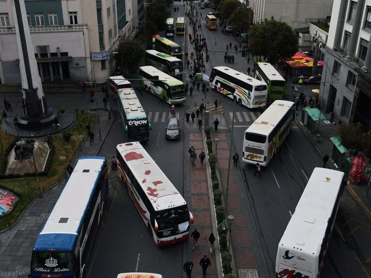 Bolivia: Más de mil vehículos están atrapados en las rutas bloqueadas