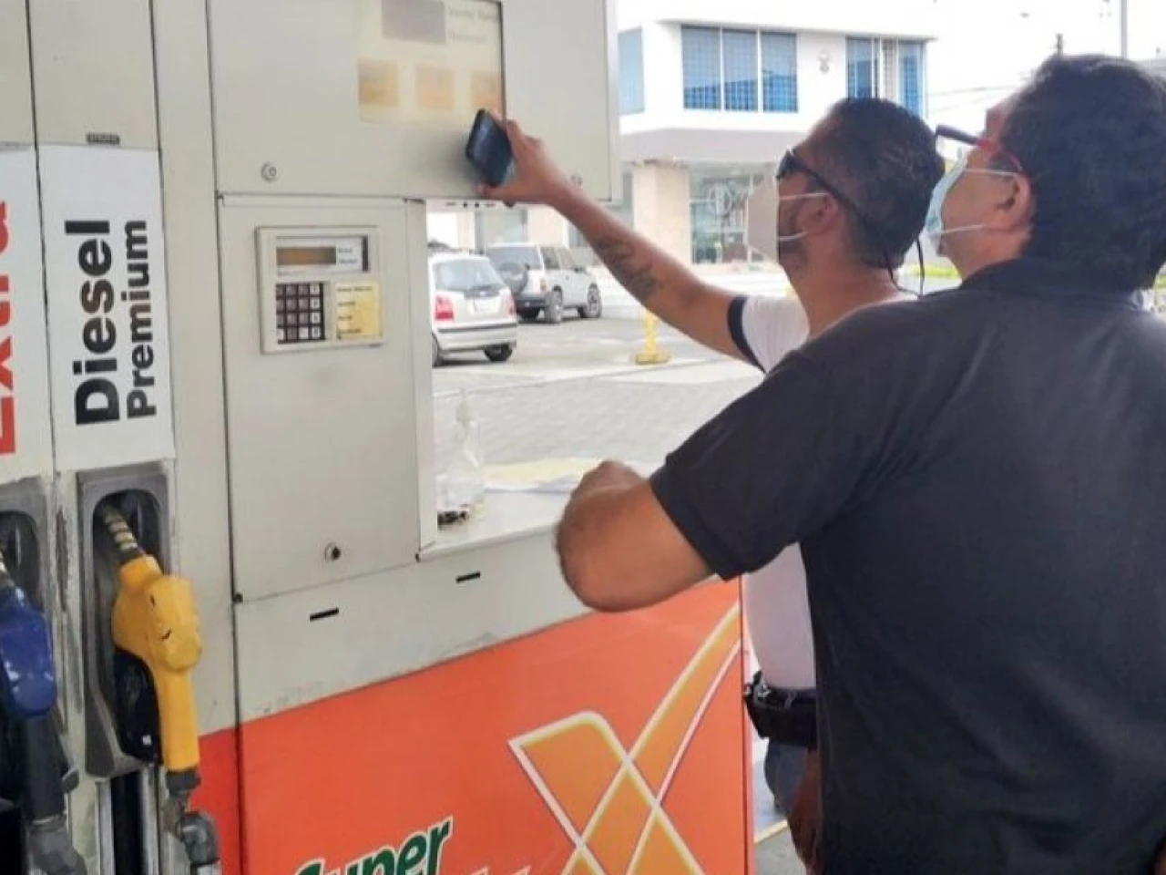 Los combustibles bajaron de precio en Ecuador