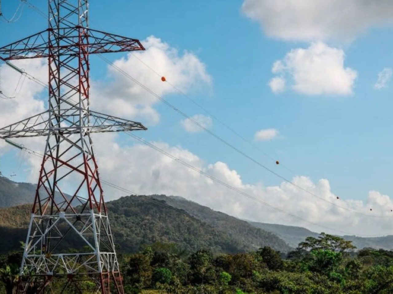 Ecuador retomará la compra y venta de energía con Colombia antes del estiaje