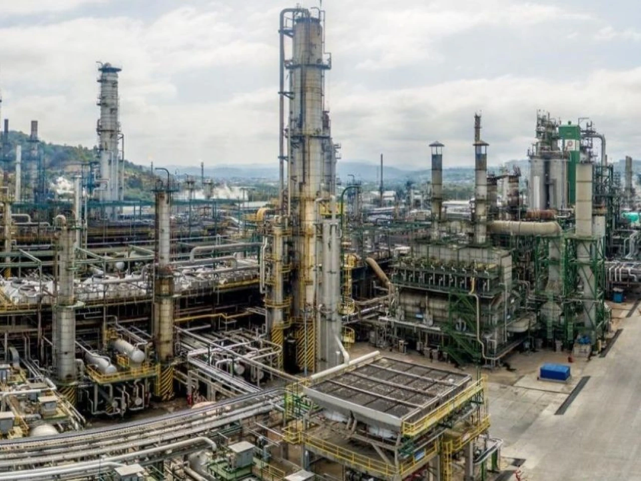 Crisis en refinerías obliga a Ecuador a importar más combustibles y elevar sus costos 