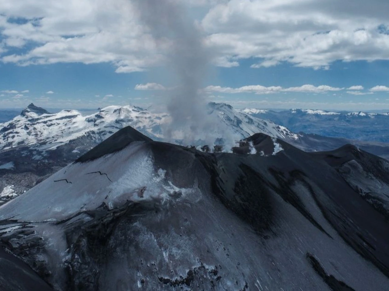 Perú: Volcán Sabancaya, en alerta naranja, emitirá ceniza hasta 7 kilómetros de altura