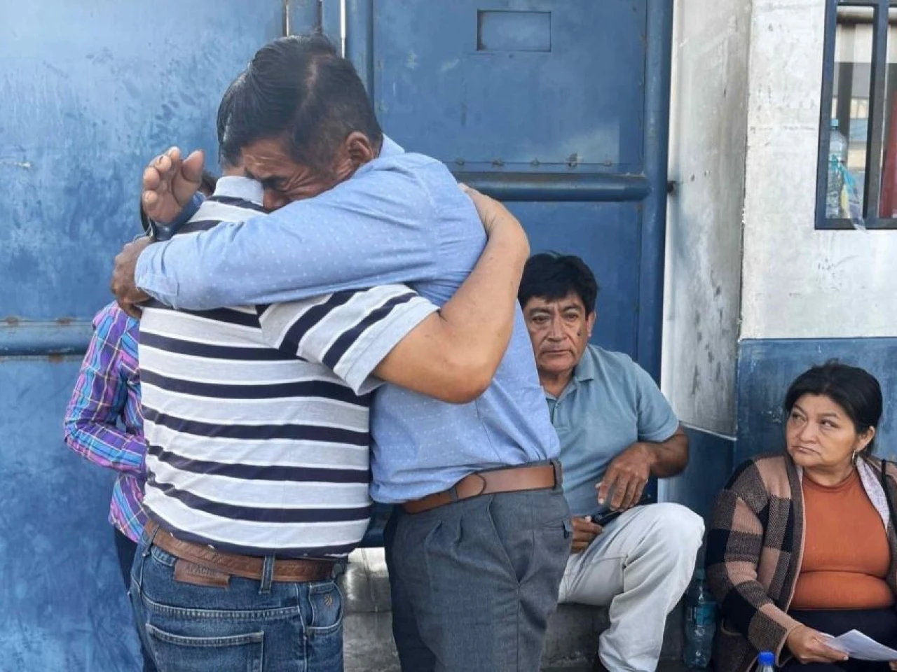 Perú decretó toque de queda en distrito donde asesinaron 13 mineros