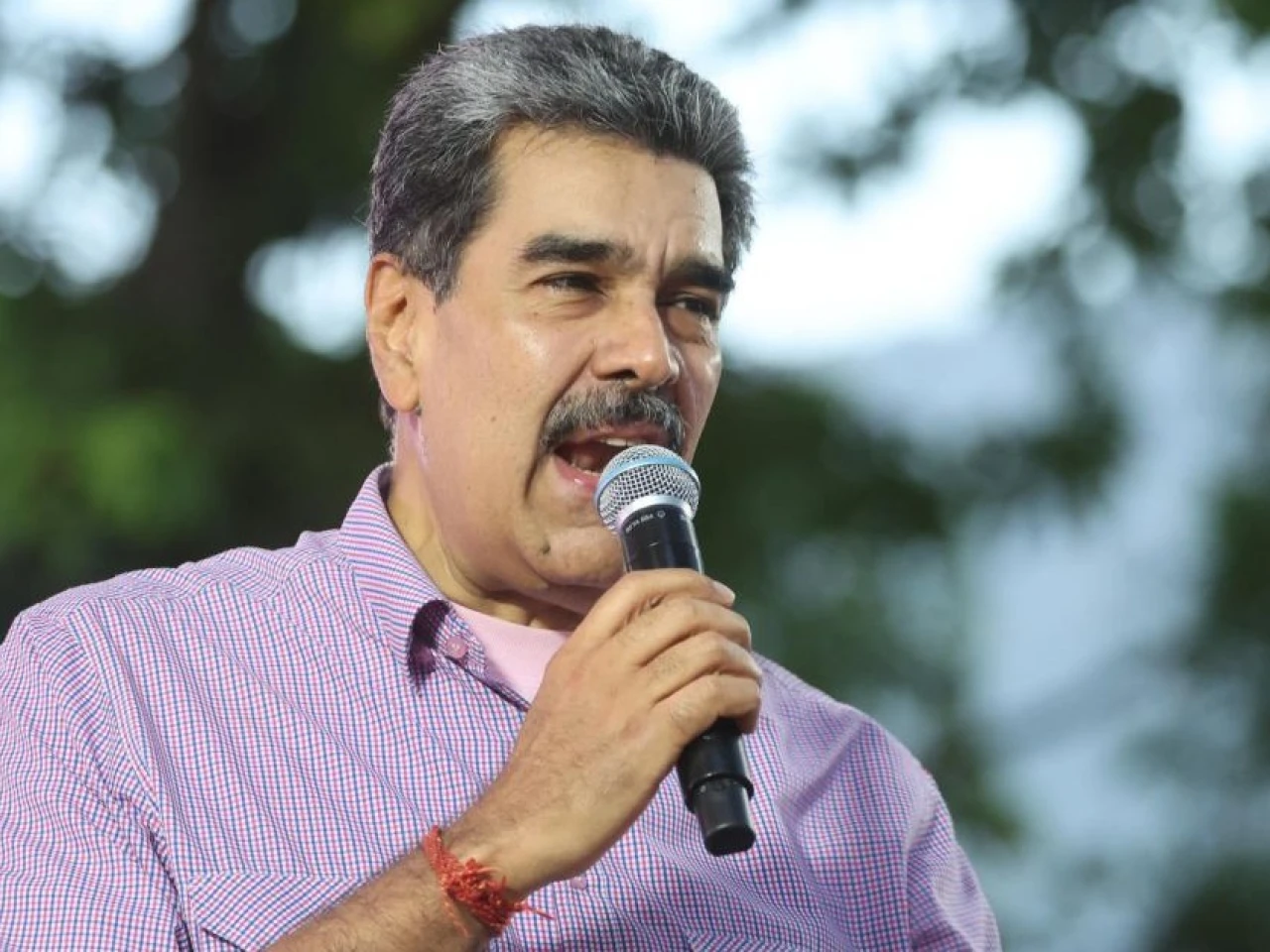 Maduro dice que el referéndum en Ecuador comprueba "el fraude" de Noboa