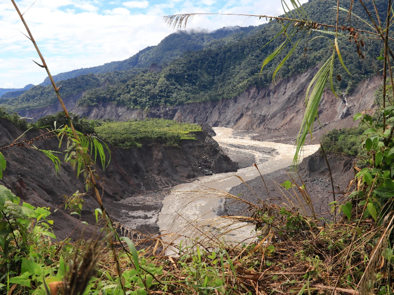 La erosión del río Coca pone en riesgo infraestructuras cruciales