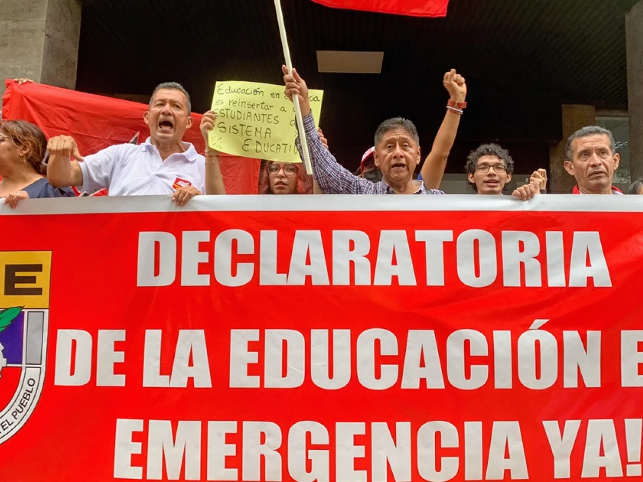 Profesores de Ecuador piden a la Defensoría mediar con Gobierno para enfrentar extorsiones