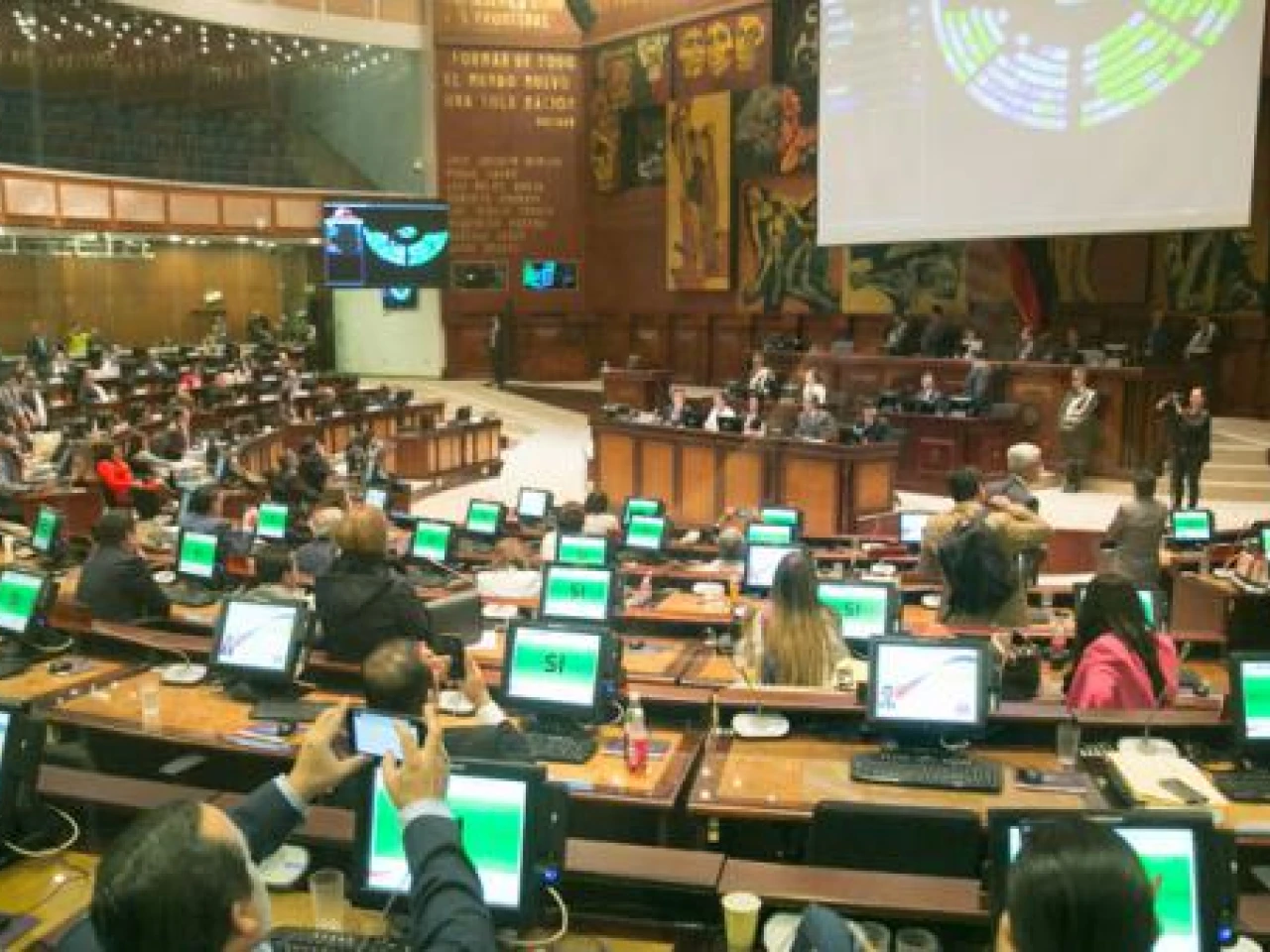 La Asamblea exige la renuncia de vicepresidenta María Alejandra Vicuña