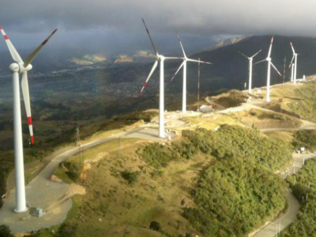 Energía solar y eólica, pero también petróleo y gas, dentro de los planes de De la Espriella para Colombia