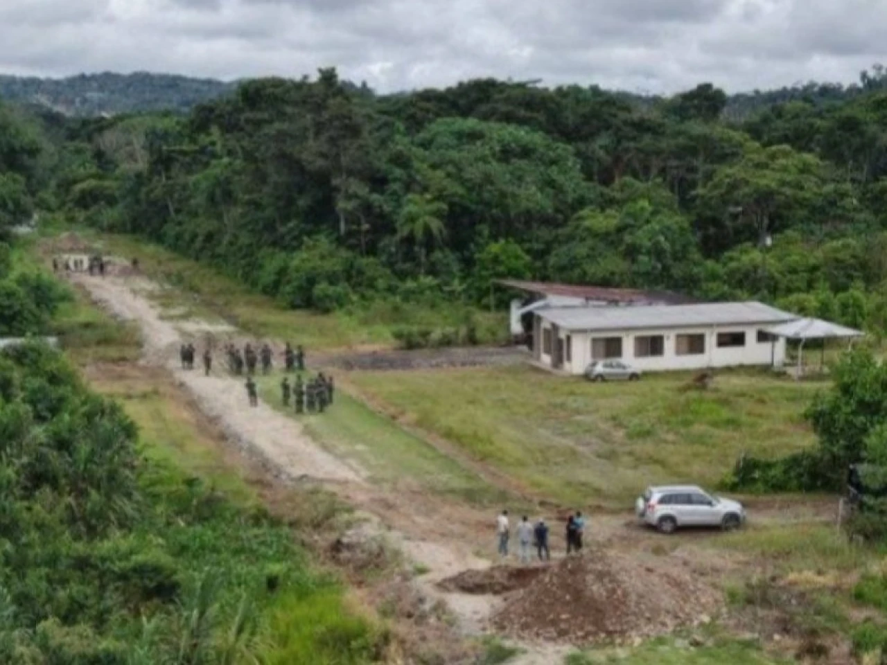 Fuerzas Armadas destruyen una presunta pista clandestina en la Amazonía de Napo
