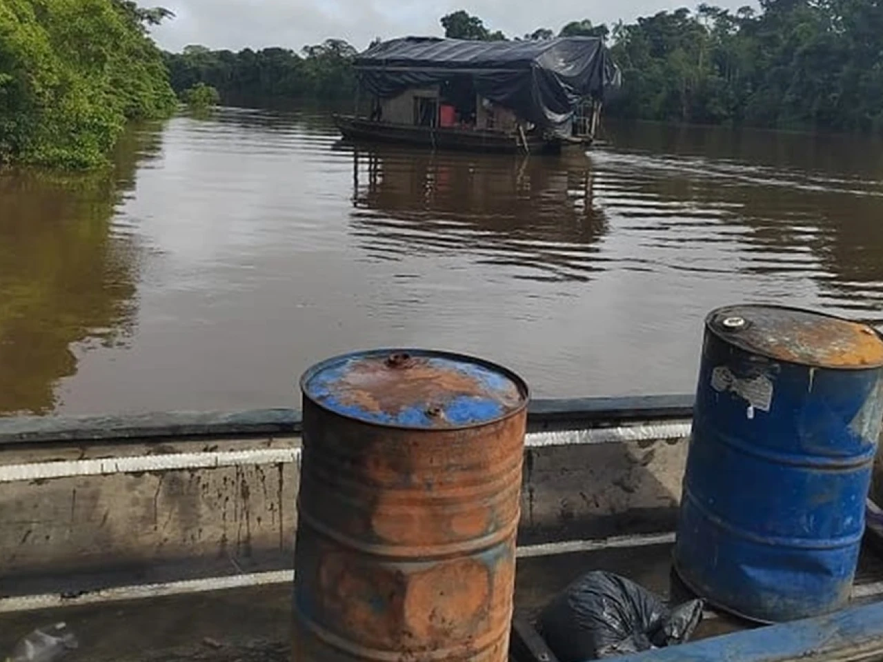 Ejército de Colombia destruye dragas de minería ilegal en Putumayo y Amazonas