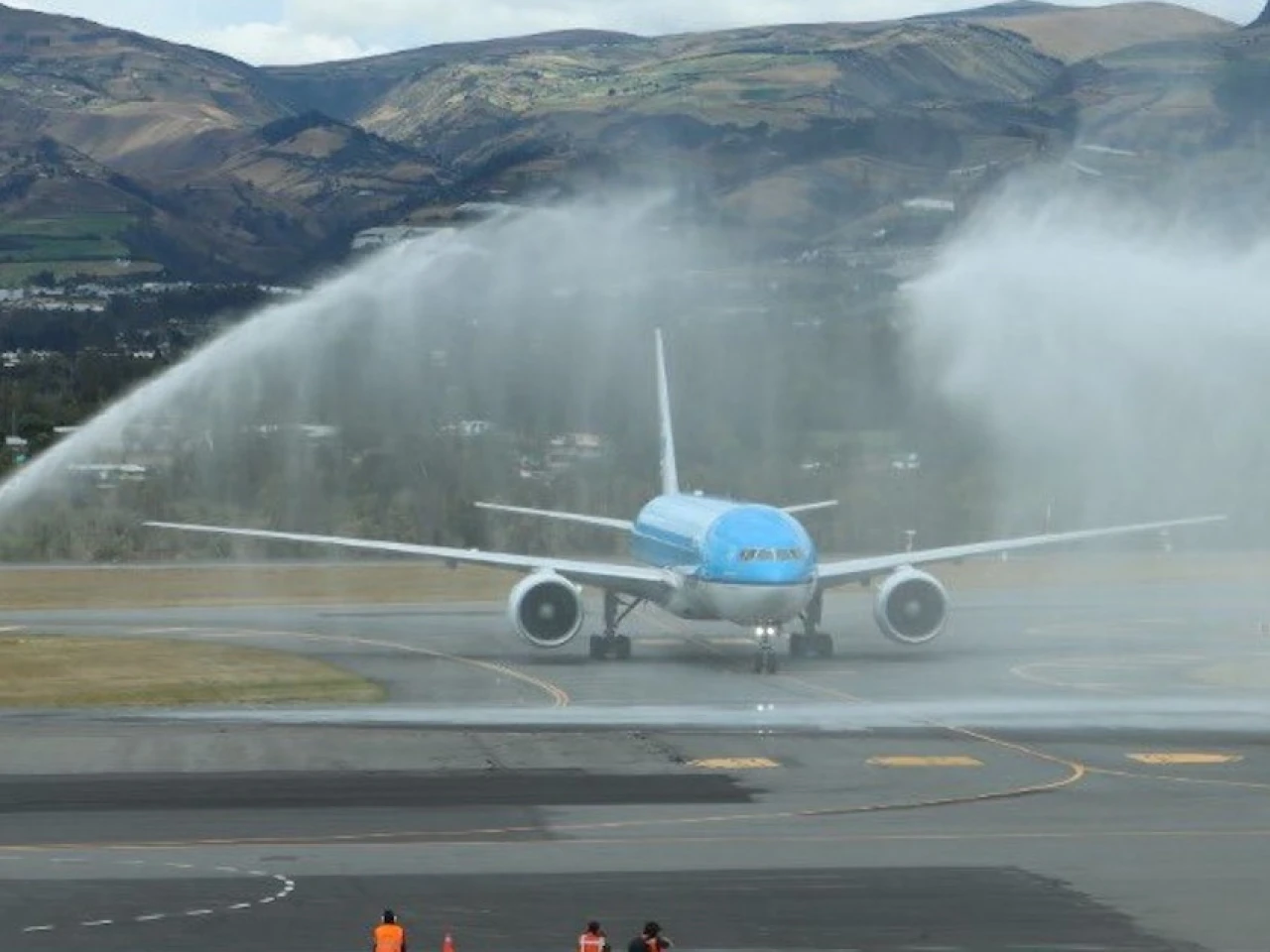 Richard Carapaz es recibido con arco de agua a su llegada a Quito