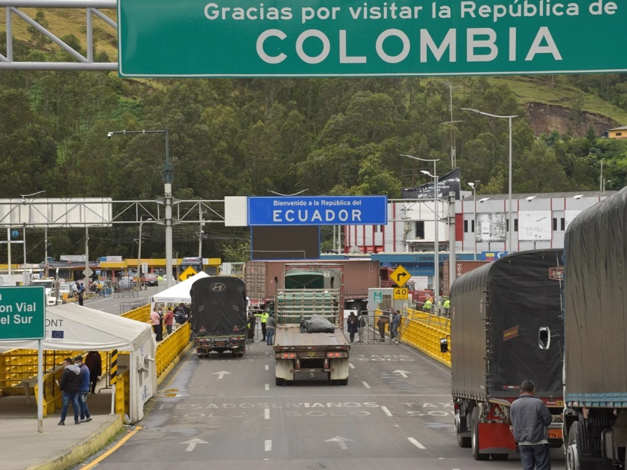 Entran en vigor los aranceles del 100 % de Ecuador a productos de Colombia