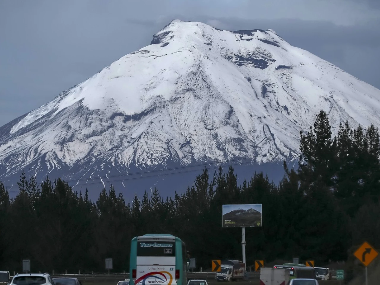 El Cotopaxi emitió ceniza que puede afectar a poblaciones cercanas