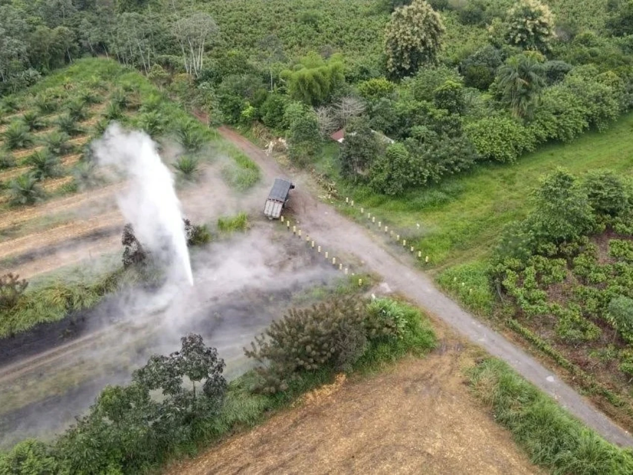 Petroecuador controla fuga de combustible en Quinindé tras presunta perforación clandestina