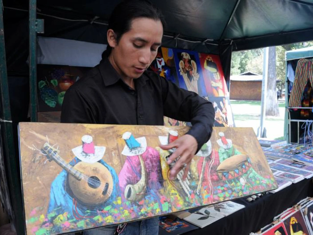 En Tigua, el arte de la pintura se plasma en pieles de borrego