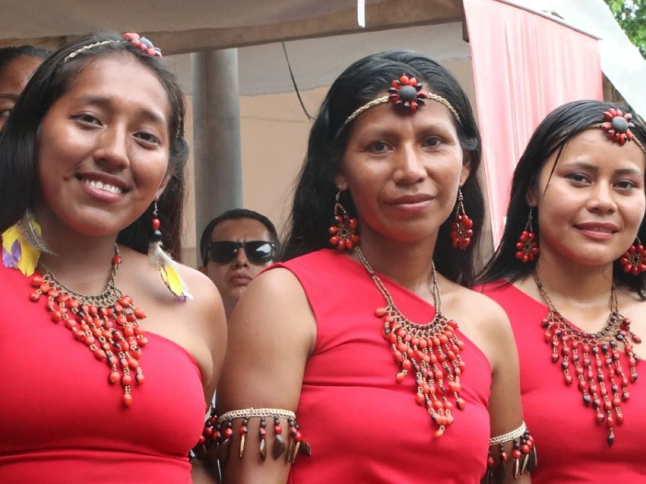 Habitantes de Sucumbíos y Orellana recibieron bonos y becas