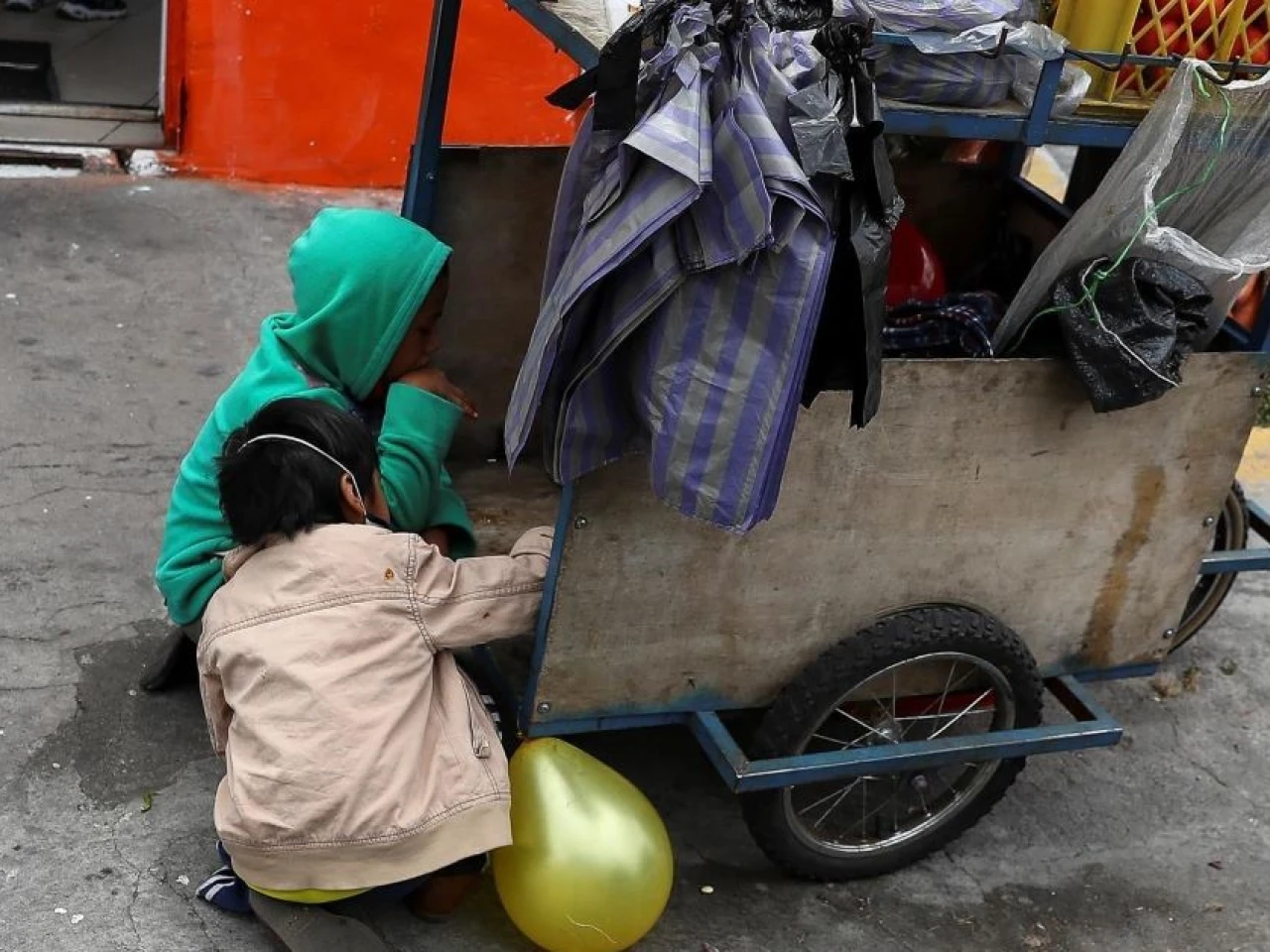 El 49,4 % de los niños en Ecuador viven en una situación de pobreza