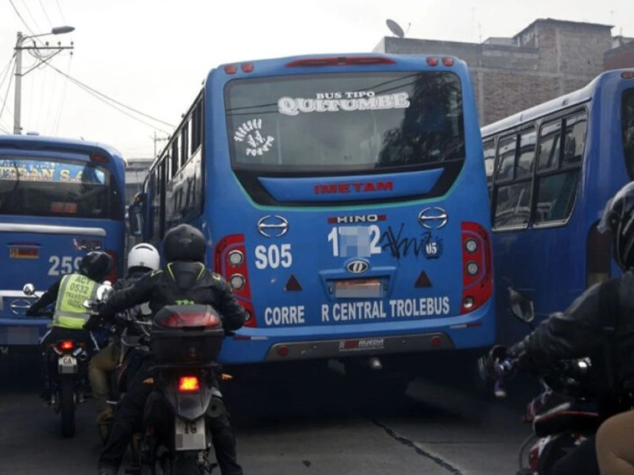 Transportistas de Quito recortan horarios de servicio y exigen revisión de tarifas