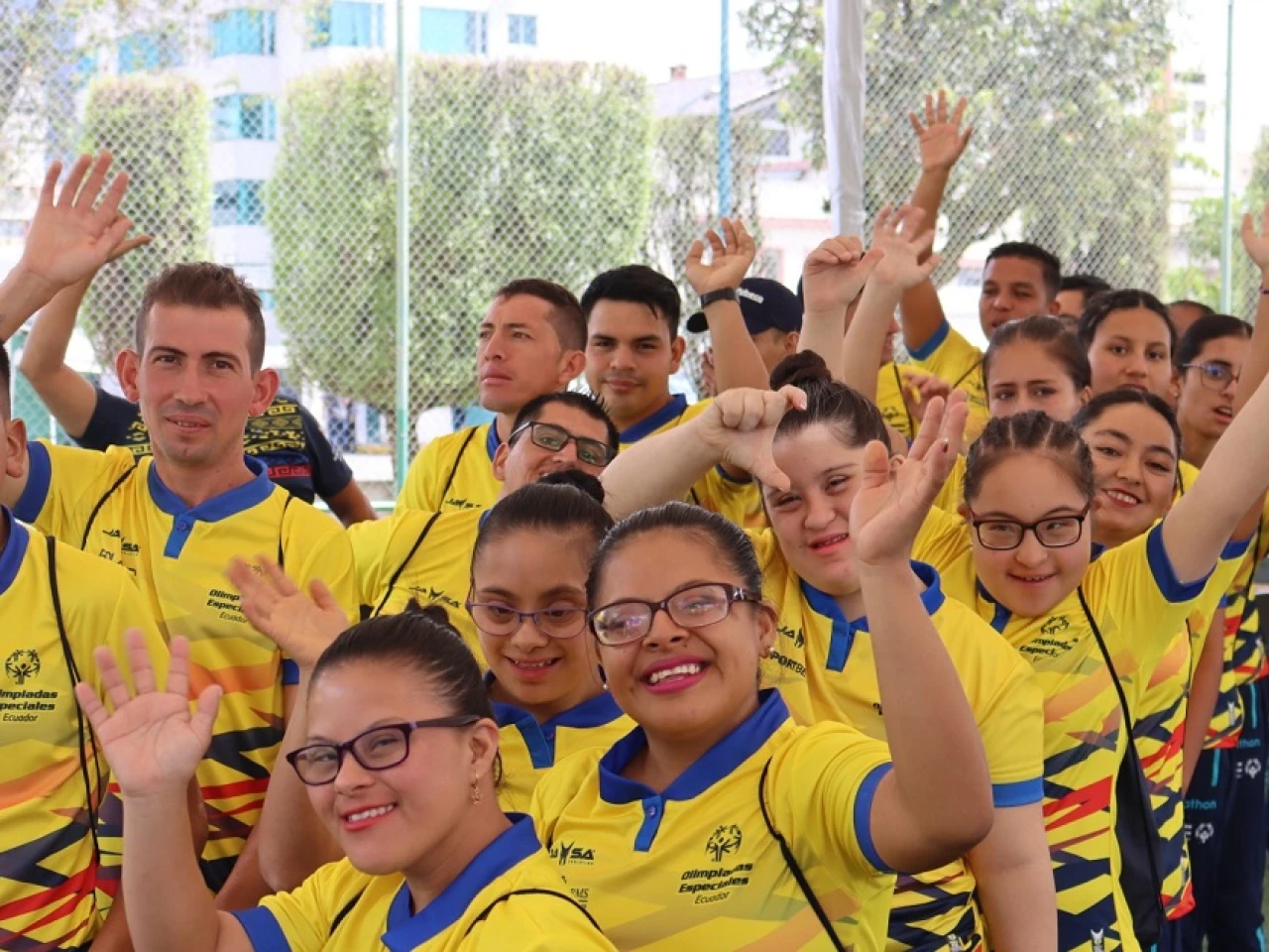 La delegación que irá a las Olimpiadas Especiales recibió la bandera nacional
