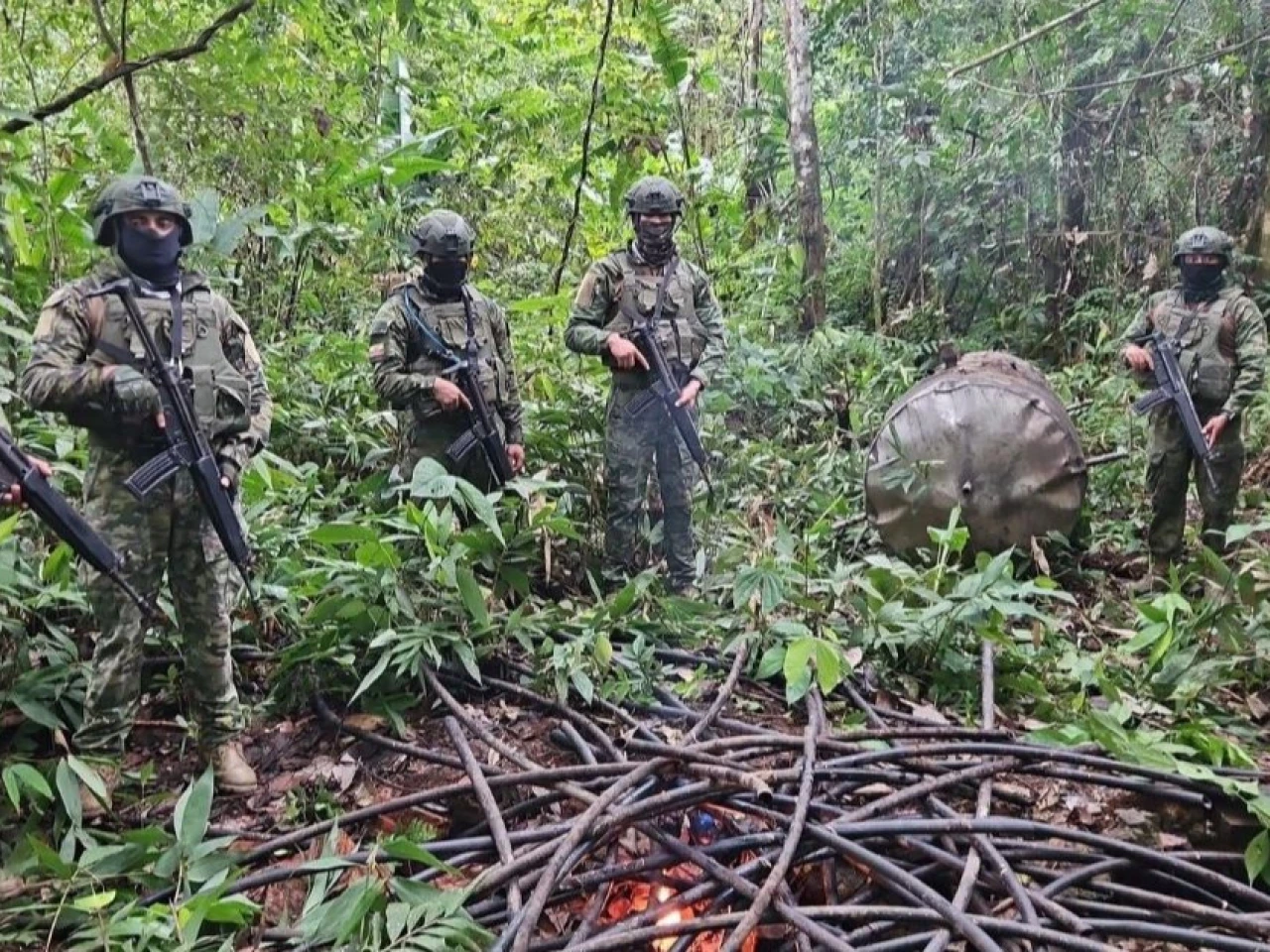 El Ejército destruyó "refinería artesanal" de petróleo en Sucumbíos