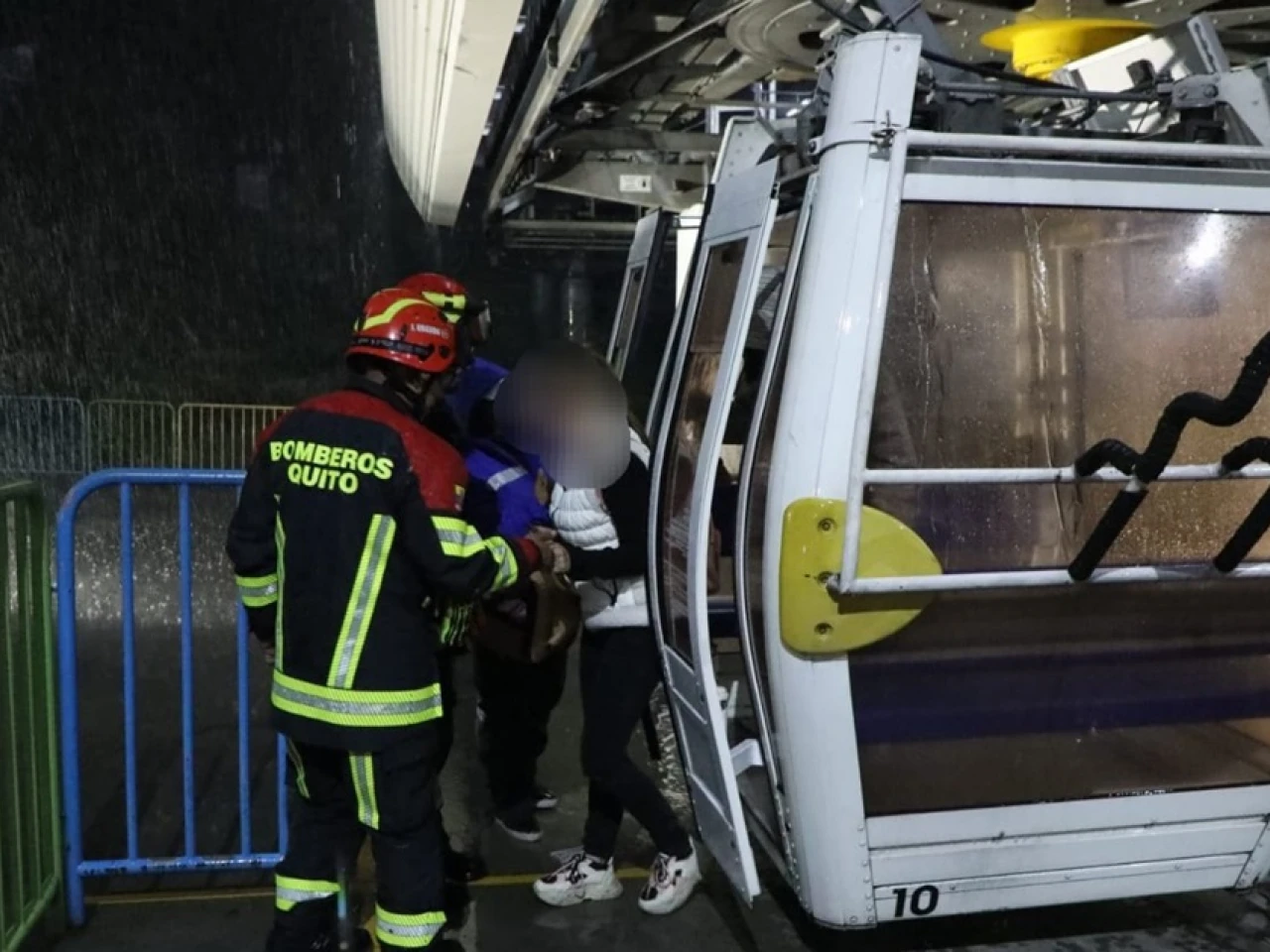 12 personas quedaron atrapadas en el Teleférico de Quito