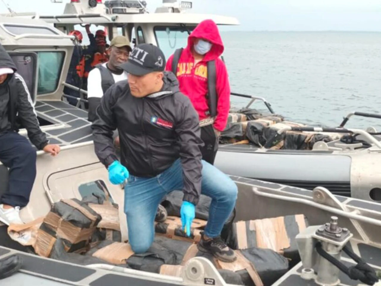 Detienen a dos colombianos en Ecuador con cerca de 1.700 paquetes de droga en "narcobarca"
