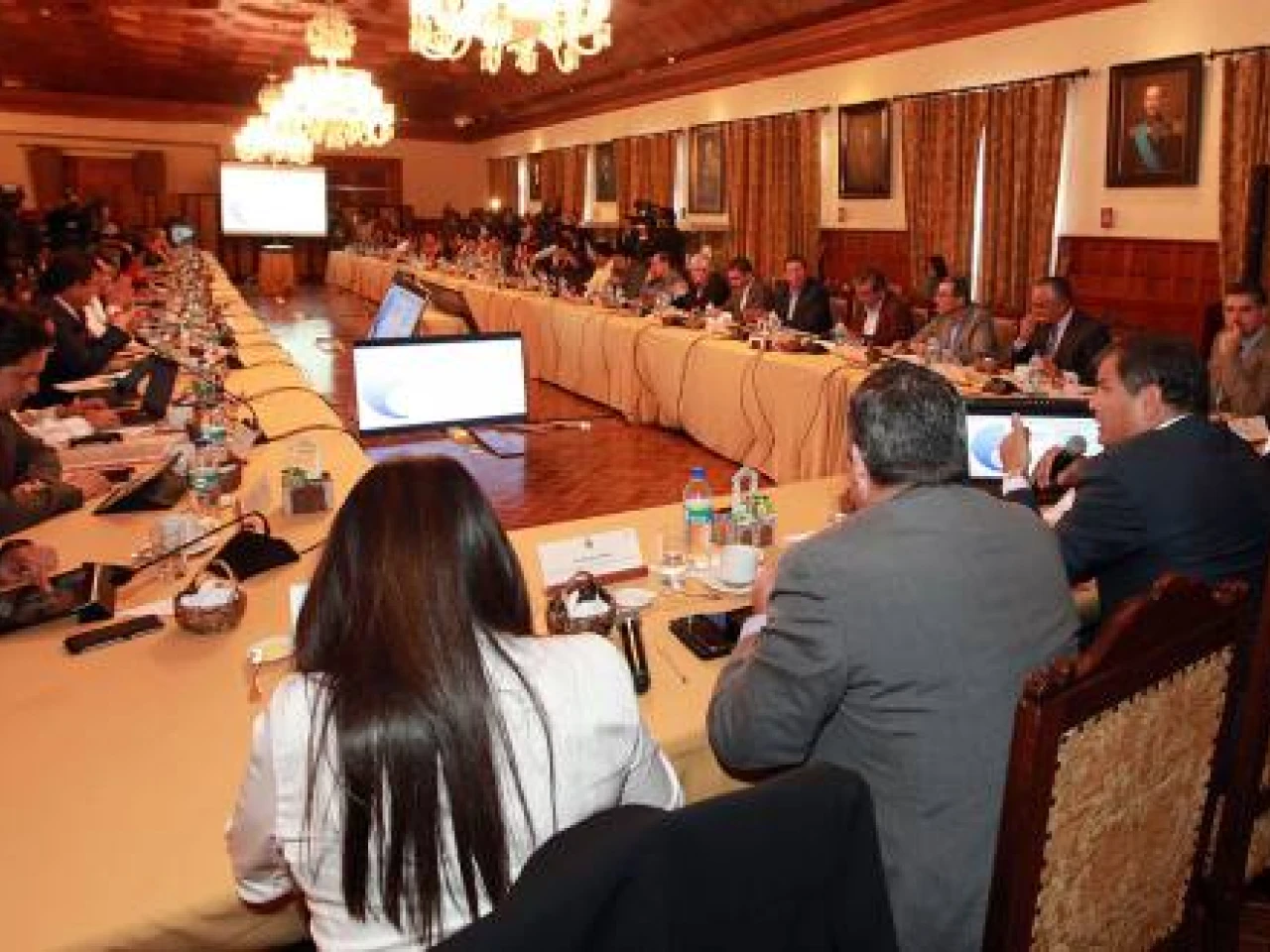 Crudo y Oxy empujan a revisión del presupuesto