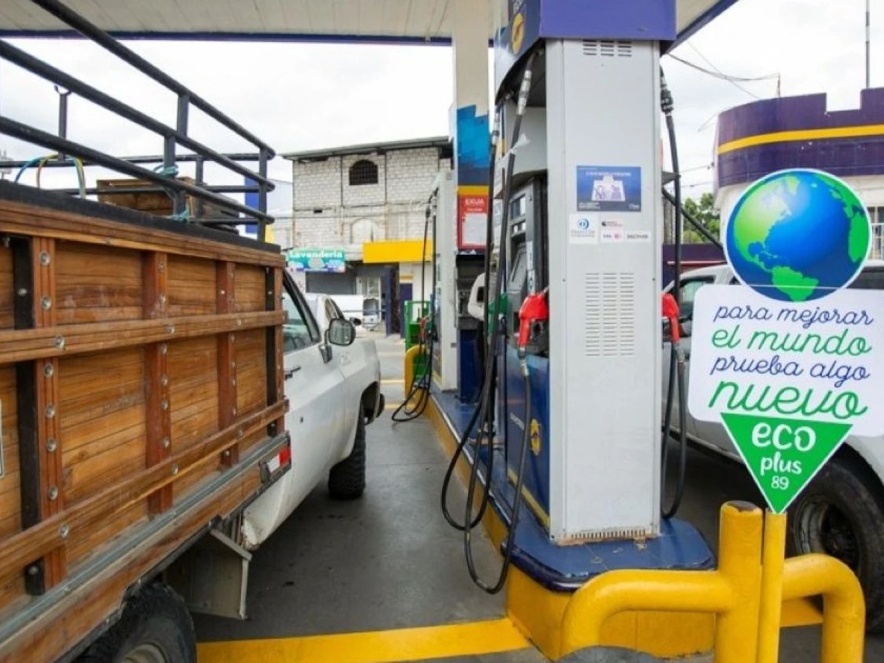 Gasolinas extra, ecopaís y diésel prémium subirán desde este 12 de junio en Ecuador