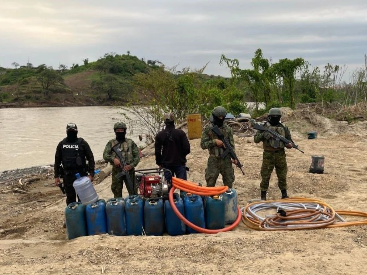 Militares decomisaron 570 galones de combustible en la frontera con Perú