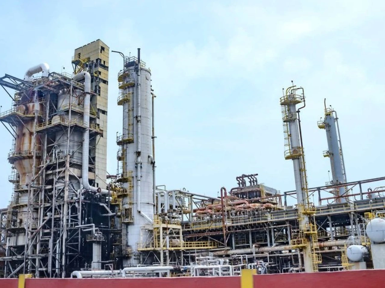 Venezuela abre su industria petrolera, pero el riesgo político limita la recuperación