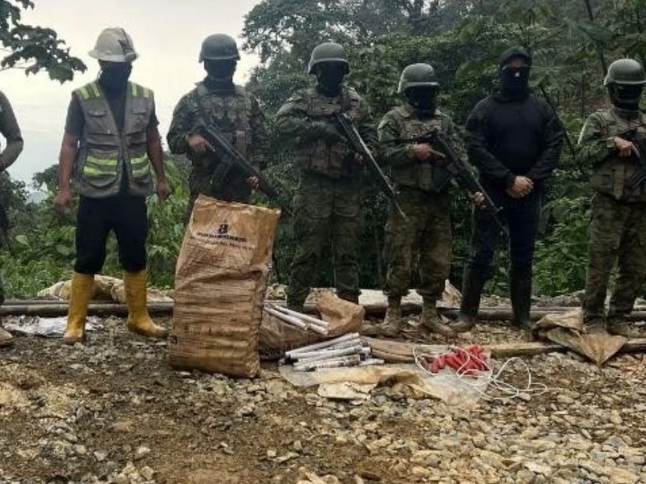 30 peruanos y venezolanos fueron detenidos por minería ilegal en Azuay