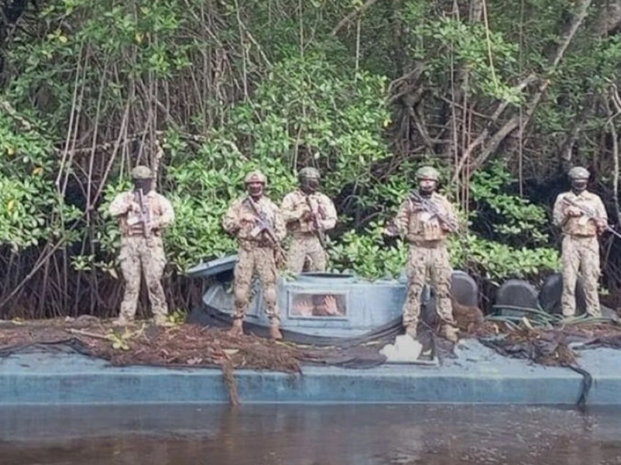 Fuerzas Armadas incautan semisumergible usado para narcotráfico en Esmeraldas