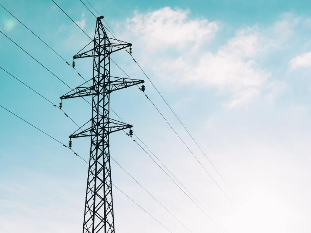 Colombia enfrenta déficit energético por El Niño y aumenta el riesgo de racionamientos 