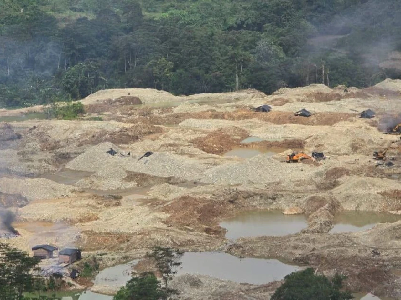 Fuerzas Armadas desmantelan nueve campamentos de minería ilegal en Esmeraldas