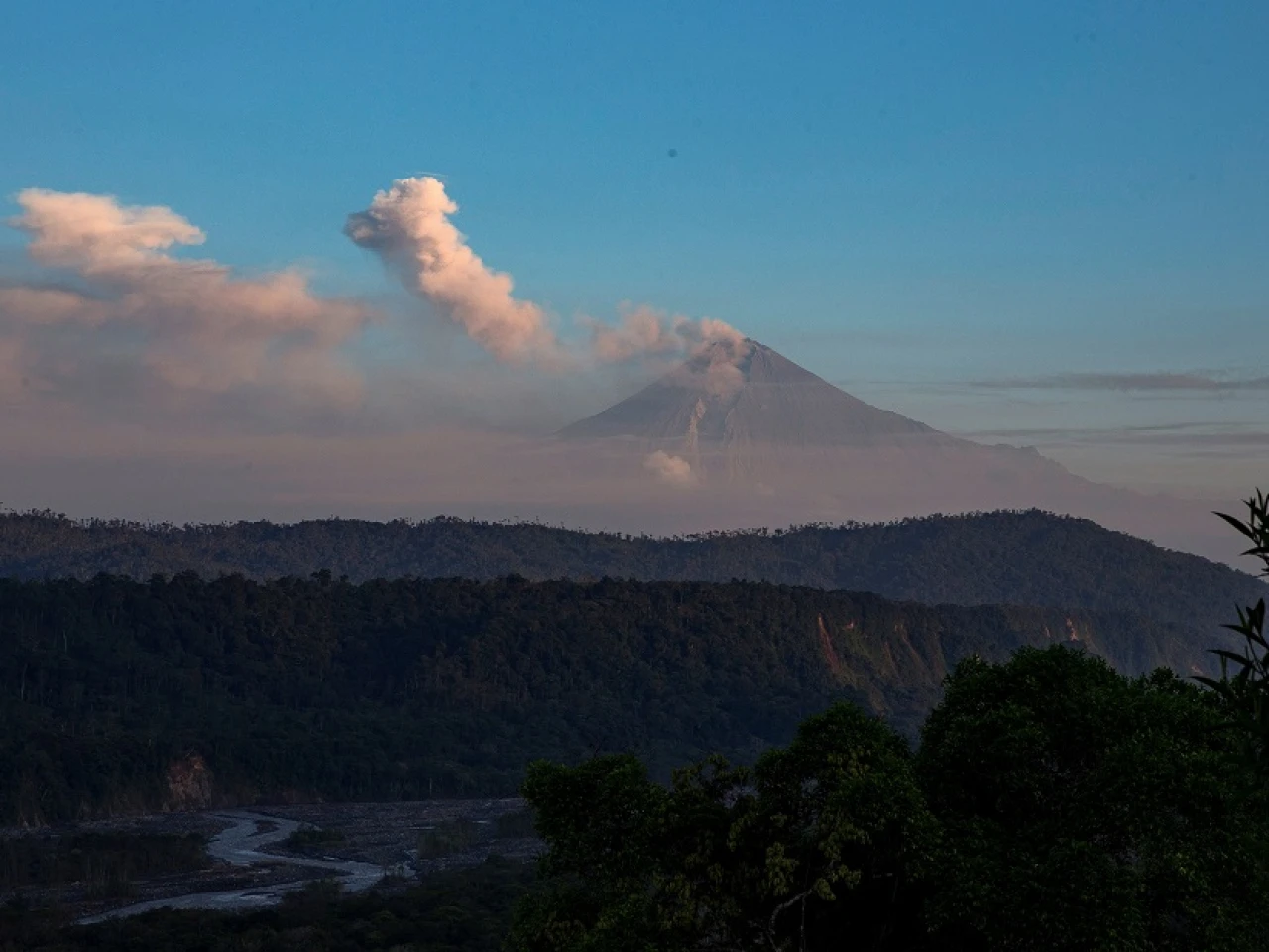 481 explosiones se registraron en los volcanes Sangay y El Reventador 