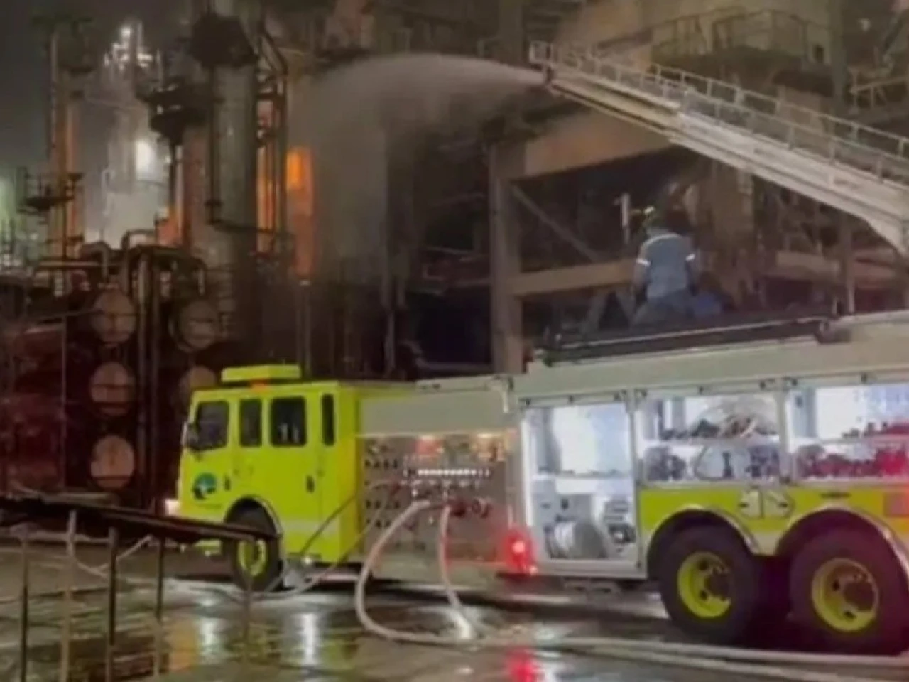 Incendio obliga a suspender operaciones en la Refinería de Esmeraldas