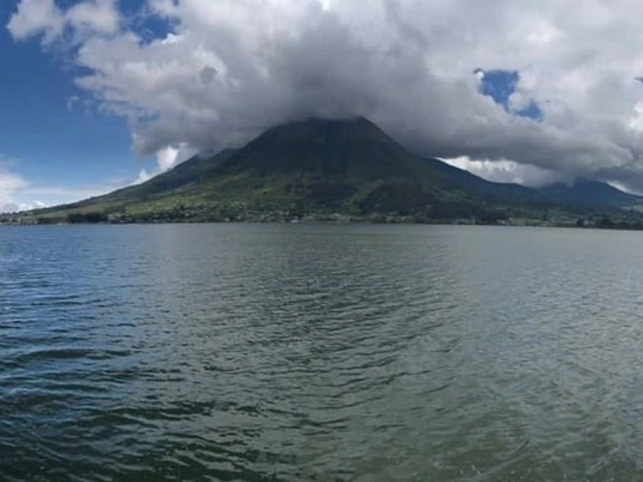 Medio millar de personas se unen para limpiar el lago San Pablo