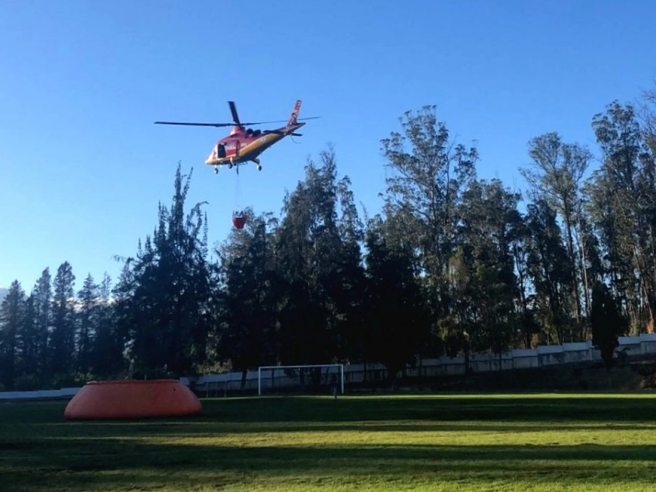 Bomberos usan helicópteros para sofocar incendio forestal en Tumbaco