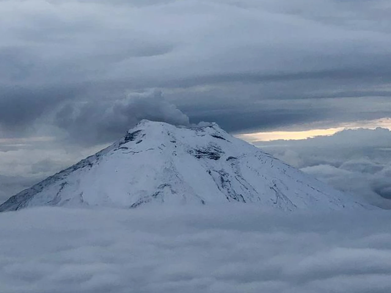 El Cotopaxi emanó una columna de mil metros de altura de gases y ceniza