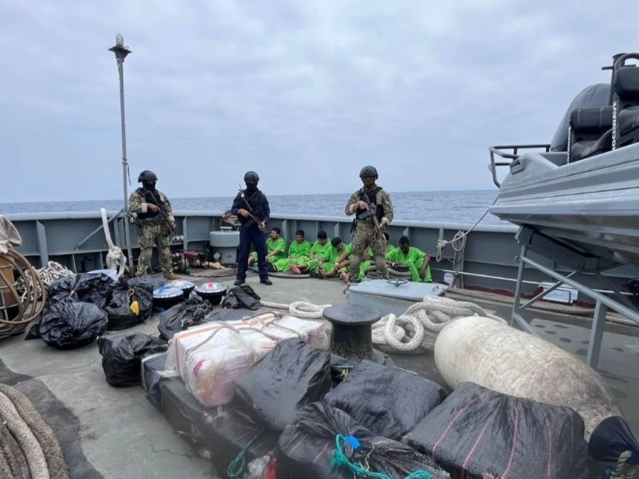 Ecuador, en coordinación con EE.UU., incautó 4,6 toneladas de droga en altamar