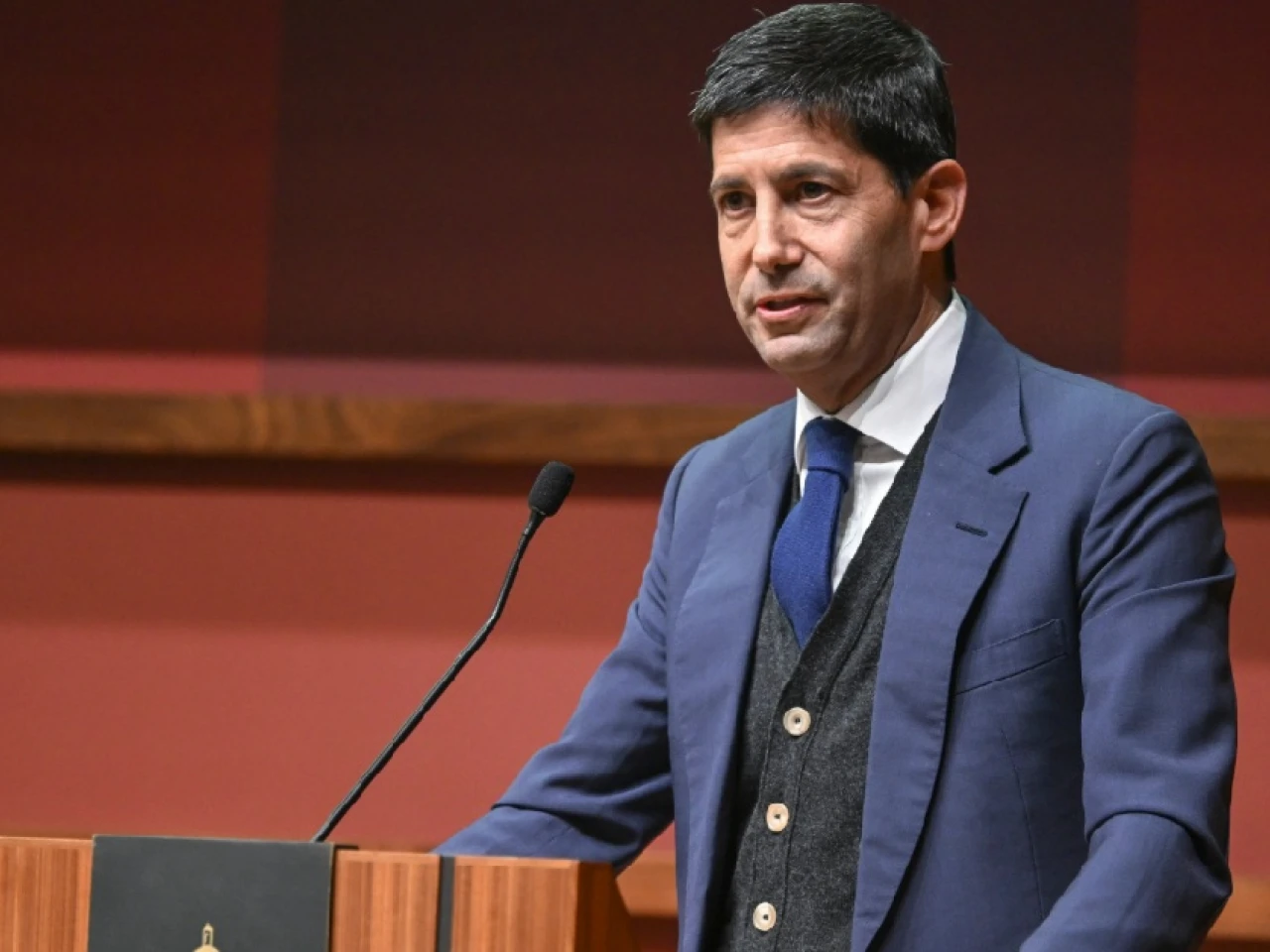 Kevin Warsh asume la presidencia de la Fed tras aprobación del Senado de EE.UU.