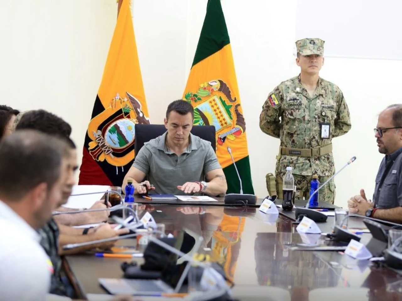 Daniel Noboa revisa resultados del toque de queda en reunión de seguridad