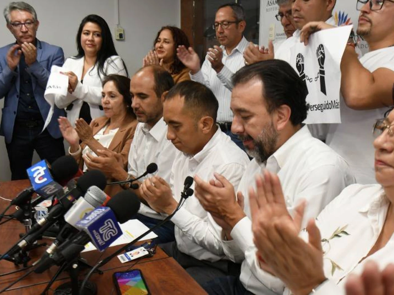 Yofre Poma acudió a la Asamblea a exigir que lo dejen volver a su curul, pero no lo consiguió