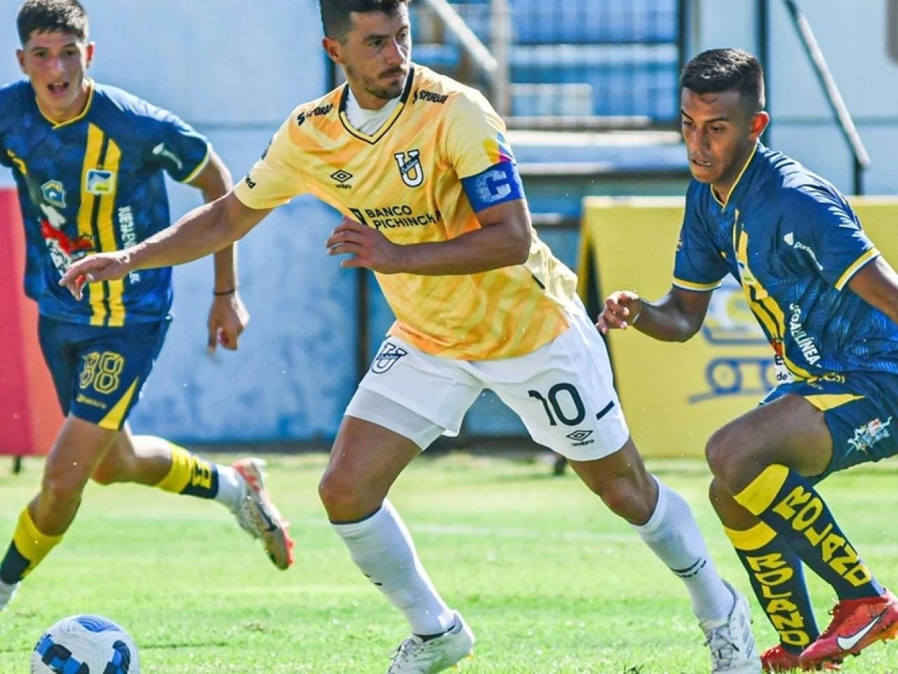 Universidad Católica y Liga se acercan a los punteros
