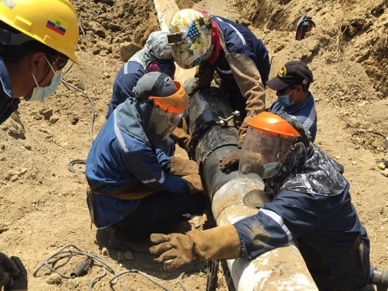Petroecuador realiza actividades de limpieza tras derrame en Pascuales