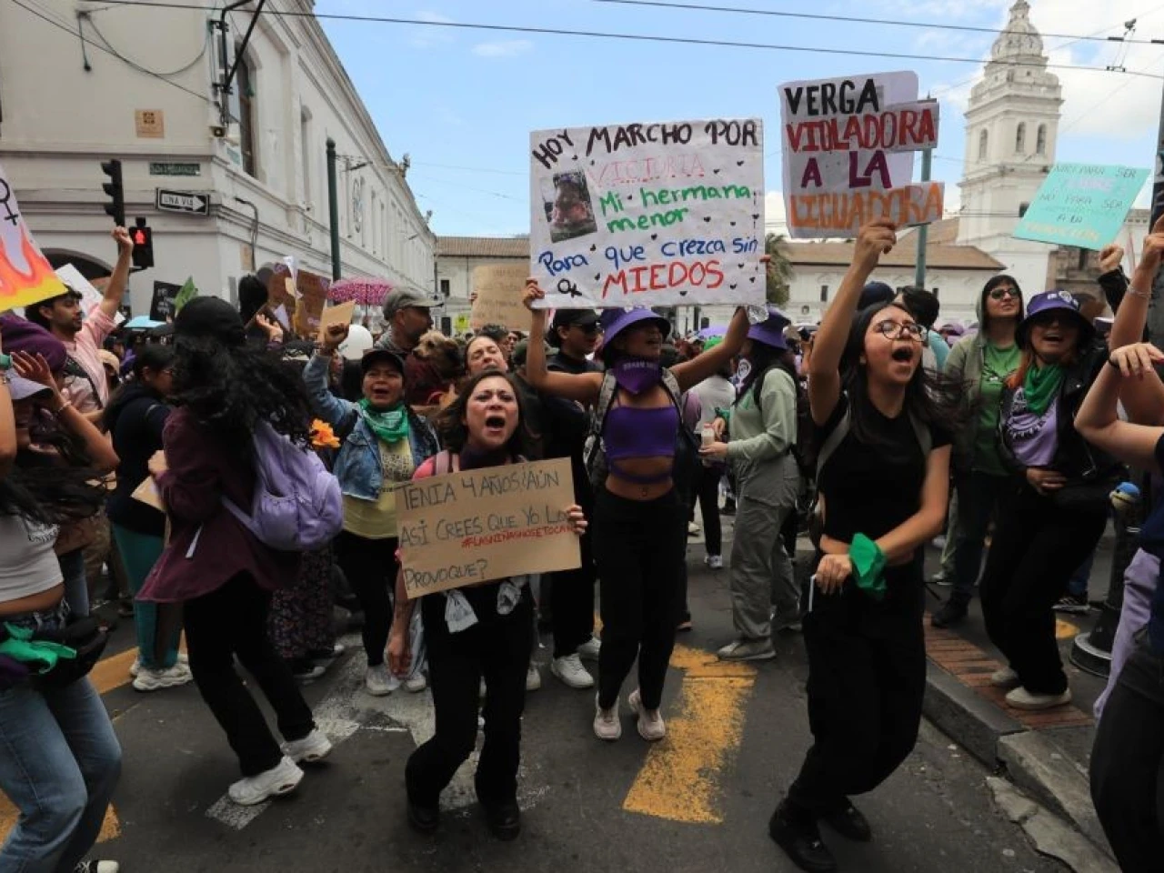 Mujeres marcharon en Ecuador contra la violencia